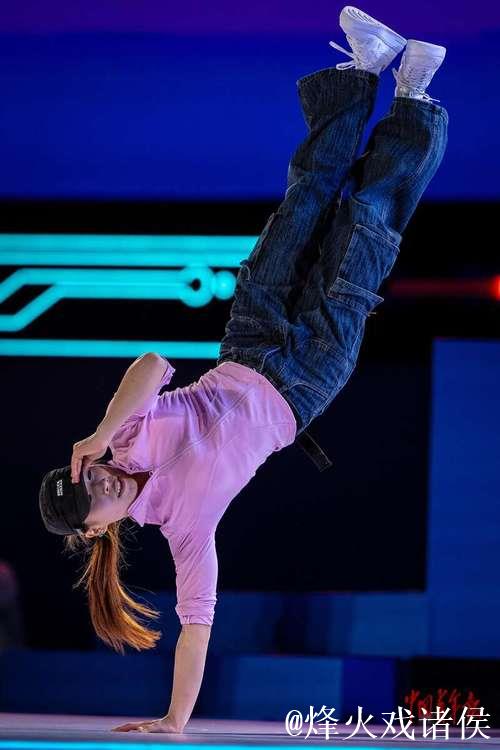 全运会霹雳舞女子单人决赛 刘清漪击败对手成功卫冕